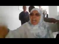 مثير:مواطنة تصف باشا بـ"الشفار" علنا وتطالبه باستعادة ممتلكاتها(فيديو)