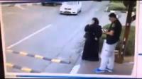 لحظة قيام فتاة بمحاولة طعن شرطي إسرائيلي بالقرب من مستوطنة بيتار عيليت