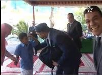 الوفا يغتنم الفرصة لالتقاط صورة مع الملك اثناء افتتاح السنة الدراسية الجديدة