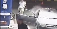 رفض إطفاء سيجارته فلقنه عامل محطة درسا لن ينساه (فيديو)