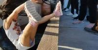بالفيديو والصور.. لقطات مرعبة لكلب البحر يسقط فتاة في المياه
