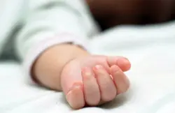 جريمة صادمة.. أم تقتل رضيعها بماء مغلي عقاباً على حفاضه المتّسخ