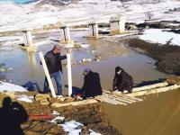 مدرسون ينوبون عن وزارتي التجهيز والتعليم في تشييد جسر لمرور التلاميذ ببولمان