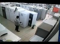 شخص يسرق "كوكوت" من أحد متاجر طنجة