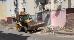 حملة لتحرير الملك العام تهدم مجموعة من واجهات المنازل بالحي المحمدي