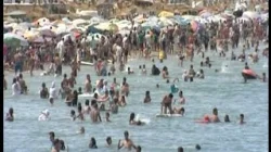 اكتظاظ بشاطئ المضيق و غلاء الشقق