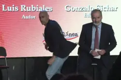صاحب القبلة الشهيرة "روبياليس" يتعرض لاعتداء من طرف خاله أثناء تقديم كتابه في مدريد(فيديو)