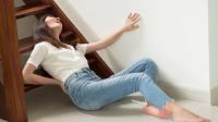 دراسة حديثة.. لهذه الأسباب النساء يسقطن من السلالم أكثر من الرجال