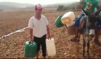 بالفيديو... هكذا يستقبل أطفال أزيلال حكومة العثماني ويكشفون معاناتهم من فوق الدواب مع التنقل للبحث عن قطرة ماء