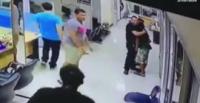 بالفيديو.. ضابط يهدئ رجلا يحمل سكينا بـ«العناق»