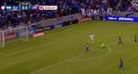 مهاجم منتخب كندا يضيع هدفا بطريقة كوميدية