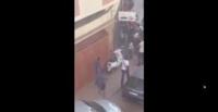 بالفيديو.. رجل يحمل فتاة عنوة ويختطفها أمام المارة