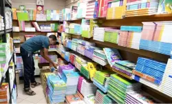 وزارة التعليم تمنع فوضى المقررات.. كتب مدارس الريادة تُباع بالوصل الرسمي فقط