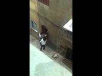 لصان يسرقان منزلا في الصباح الباكر بكل برودة