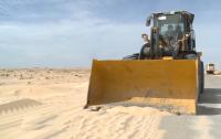 تعبيد الطريق بمعبر الكركرات لتسهيل تدفق شاحنات نقل السلع