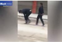 بالفيديو: امرأة تجبر ابنها على التجوال مكبلاً في الشوارع