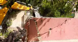 كيفاش تبنا هدشي؟..تحويل أرصفة إلى مساكن بالحي المحمدي بالبيضاء والسلطات تتدخل ضد محتلي الملك العام