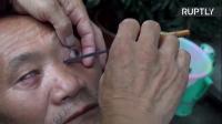 بالفيديو: حلاق صيني ينظف عيون زبائنه بموس للحلاقة