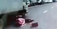 امرأة تعبر الشارع بتهور كادت تفقد حياتها (فيديو)