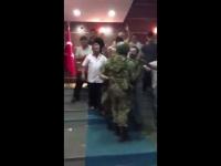 انقلابيون من الجيش التركي يسلمون أسلحتهم للشعب بعد انتفاضة رافضة للانقلاب