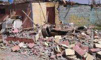 قمة الحكرة : سلطات تمارة تستغل سفر فنان مغربي و تقوم بهدم منزله الصفيحي ( الصور )