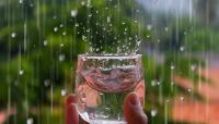 بسبب إحتوائها على مواد كيميائية خطرة.. علماء يحذرون من شرب مياه الأمطار
