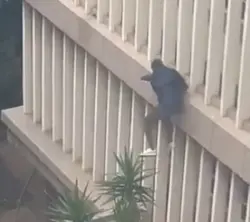 بطريقة هوليودية.. متهم يهرب من قاعة المحكمة(فيديو)