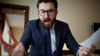 رجل يقاضي والديه .. والسبب أفلامه الجنسية!