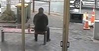 رجل ينجو من حافلة طائشة بأعجوبة (فيديو)
