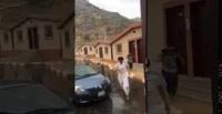 بالفيديو.. سعوديان خرجا للاستمتاع بالمطر فكانت النتيجة صاعقة برق