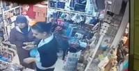 بالفيديو.. لحظة سرقة امرأة هاتفا من داخل محل