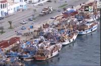 بحارة الحسيمة يركبون الأمواج طلبا للرزق