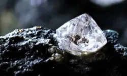 علماء صينيون ينجحون في تصنيع مادة نادرة قد تتفوق على الماس التقليدي