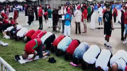 الجماهير تؤدي الصلاة جماعة في جنبات ملعب مولاي عبدالله قبل مباراة المنتخب الوطني والنيجر