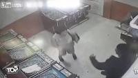 طالبته بـ 1500 جنيه فقطع يدها بالساطور