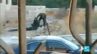 جنديان اسرائيليان يقومان باعتقال فتى فلسطيني وضربه بوحشية