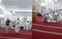 لا حول ولا قوة الا بالله.. شجار وسط المسجد و الإمام يصلي بالناس