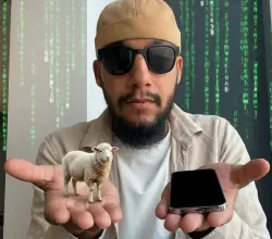 كيف رد "الشيخ سار"  على "الشناقة" بخصوص مقارنة سعرَيْ "الحولي" و"الآيفون"؟