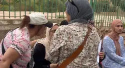 انهيار والدة الأستاذ معاذ لحظة الوقفة التضامنية مع ابنها أمام مديرية مولاي رشيد بالبيضاء