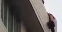 لحظة إنقاذ شاب حاول الانتحار قفزا من أعلى بناية (فيديو)