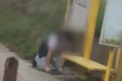 فيديو أحد المارة يؤدي إلى توقيف سائق أوقف حافلته للصلاة على جانب الطريق