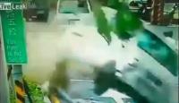 فيديو مخيف لسيارة طائرة كادت تفصل رأس سائق دراجة نارية