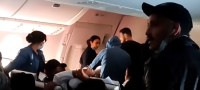 بالفيديو...رعب يجتاح ركاب طائرة تربط الدوحة بالدار البيضاء بعد محاولة مسافر هائج فتح الباب على علو شاهق