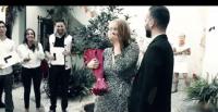 مغربي يطلب الزواج من أمريكية على طريقة الأفلام