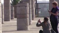 حسبنا الله و نعم الوكيل .. امرأتان من "فيمن" عاريتا تتبادلان الُقبَل أمام صومعة حسان بالرباط !