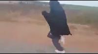 مغربي يركض مع زوجته المنقبة و يعبر عن سعادته بذلك.