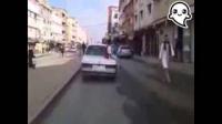 شاهد كيف يتسلق تلميذ عربة تاكسي