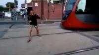 البسالة هادي... طفل يوقف الترامواي بالدار البيضاء