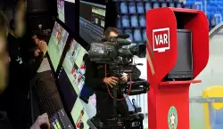 سار للجماهير .. اتفاق جديد بين جامعة "لقجع" و "SNRT" ينهي عهد "الأخطاء التحكيمية" ويُحدث ثورة في البث التلفزيوني