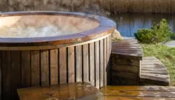 رحلة استجمام تتحول إلى كابوس.. مسنات يتعرضن لـ"السلق" داخل حوض استرخاء